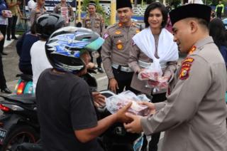Polisi di Inhu Riau Bagikan Takjil Untuk Pengguna Jalan