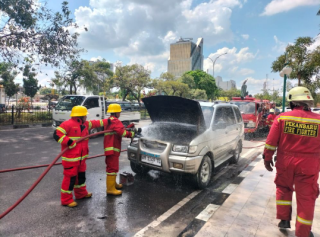 DPKP Kota Pekanbaru Padamkan Kebakaran Mobil Chevrolet