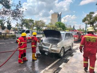 Mobil Chevrolet Tavera Terbakar di Jalan Sudirman Pekanbaru