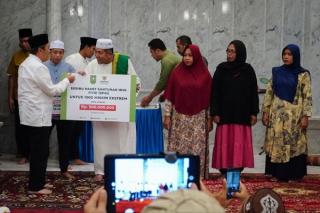 Gubri Syamsuar Serahkan 1.000 Paket Bantuan Idulfitri Senilai Rp500 Juta di Dumai