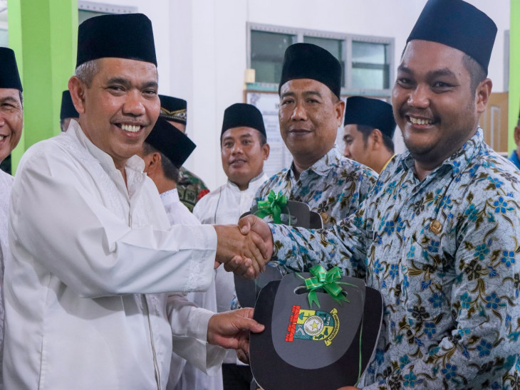 Safari Ramadan di Lubuk Sakai, Pj Bupati Kampar Serahkan Tiga Ambulance