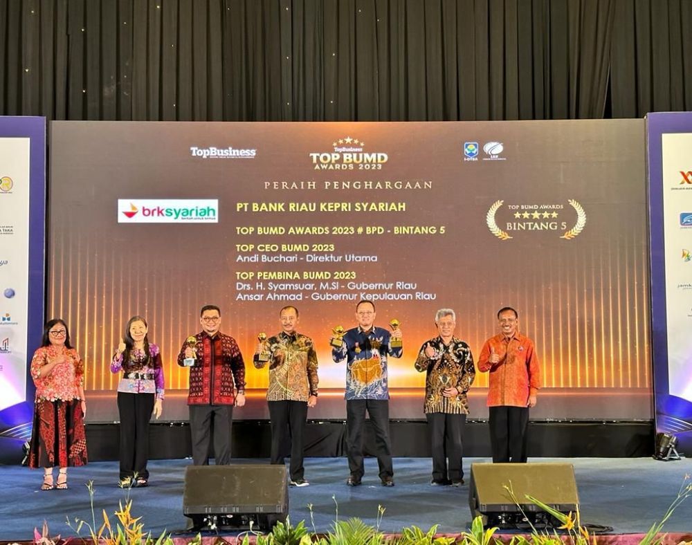 Gubri Syamsuar Raih Penghargaan TOP Pembina BUMD 2023