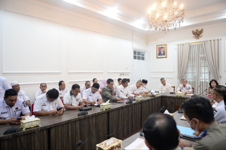 Gubernur Syamsuar Mediasi PT PEU dengan Masyarakat Kabun dan Tapung