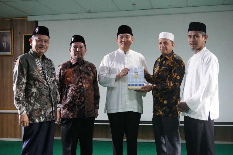 Kapolda Riau Irjen M Iqbal Serahkan Wakaf Untuk Gedung Tajdid Center Umri