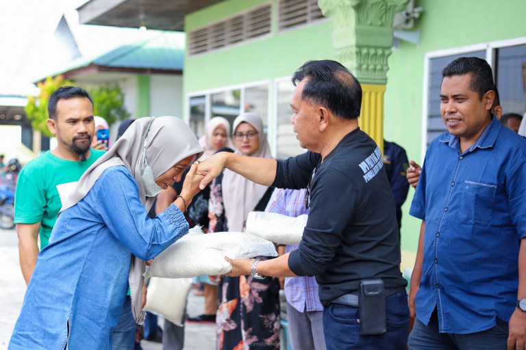 Jelang Idul Fitri 1444H, Plt. Bupati Asmar Bagikan Beras kepada Para Petugas Kebersihan