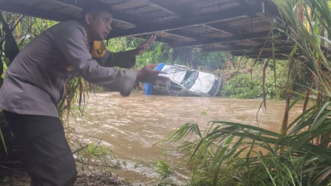 Mobil Pemudik Asal Riau Hanyut di Sumut, 8 Penumpang Tewas