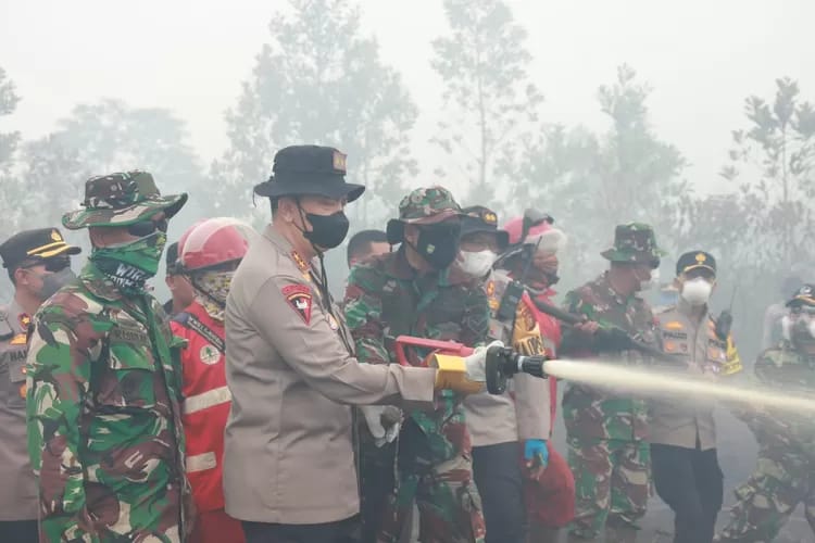 Kapolda Riau Lakukan Pemadaman Karhutla di Perbatasan Dumai dan Bengkalis