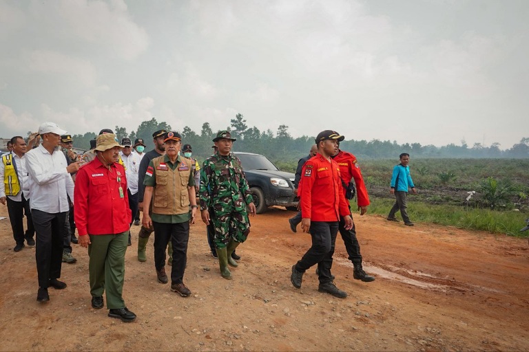 Gubernur Syamsuar Berjibaku Padamkan Karhutla di Dumai