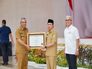 Pj Bupati Kampar Terima Penghargaan Terbaik Pertama Atas Kinerja Penyaluran KUR dan Ultra Mikro dari DJPb Riau