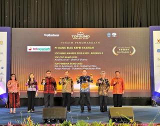 Gubri Syamsuar Raih Penghargaan TOP Pembina BUMD 2023
