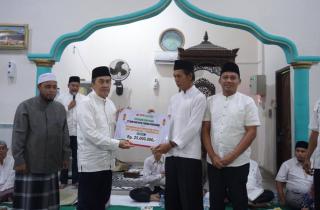 Safari Ramadan di Masjid Nurul Jannah, Gubri Syamsuar Serahkan Bantuan untuk Masyarakat