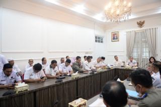 Gubernur Syamsuar Mediasi PT PEU dengan Masyarakat Kabun dan Tapung