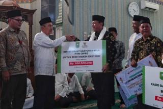Serahkan 1.000 Paket Santunan di Kuansing, Gubri: Prioritaskan Masyarakat Miskin Ekstrem