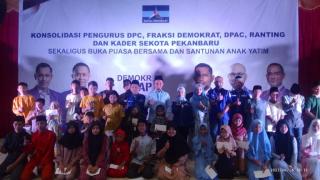 DPC Demokrat Pekanbaru Santuni Puluhan Anak Yatim
