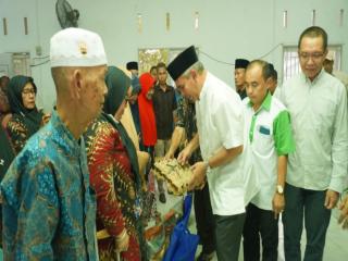 Pemerintah Kabupaten Kampar Serahkan Bantuan Sosial Bahan Pokok di Desa Kualu