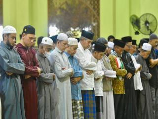 Pj Bupati Kampat Salat Tarawih Terakhir di Mesjid Islamic Center Bangkinang