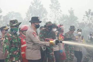 Kapolda Riau Lakukan Pemadaman Karhutla di Perbatasan Dumai dan Bengkalis