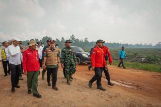 Gubernur Syamsuar Berjibaku Padamkan Karhutla di Dumai