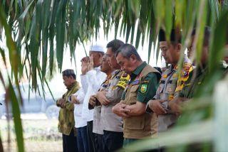 Selain Ikut Padamkan Karhuta Gubri Sempatkan Sholat Istisqa di Pinang Kampai Dumai
