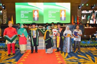 UMRI Wisuda 419 Mahasiswa, Junaris Alfianto Raih IPK Tertinggi 3.91