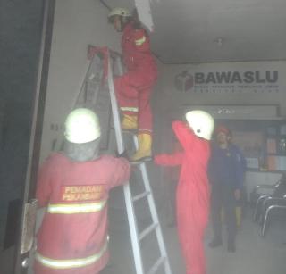 DPKP Pekanbaru Gerak Cepat Padamkan Kebakaran Gedung Bawaslu Riau