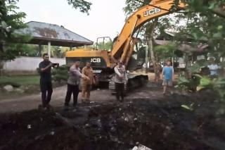 Polisi Timbun Kembali Daging Sitaan yang Dijarah Warga dari TPA Bengkalis