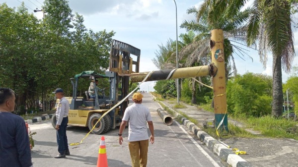 Patah Ditabrak Truk, Dinas PUPR Riau Perbaiki Besi Portal Jembatan Siak 1