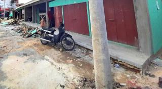 Lima Tiang Beton untuk Jaringan Listrik Pasar Cik Puan Sudah Terpasang
