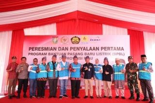 Pemerintah Realisasikan BPBL, Ratusan Warga Riau Disambung Listrik PLN Gratis