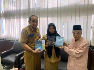 Penulis Mukhtar Samad Kembali Hibahkan Empat Buku ke Perpustakaan Tenas Effendy