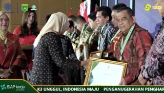 Gubernur Riau Dianugerahi Penghargaan Pembina K3 Terbaik 2023 Oleh Kemenaker