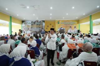 Gubri Syamsuar Melepas Keberangkatan 283 CJH Riau