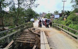 Dinas PUPR Riau Gerak Cepat Perbaiki Jembatan Ambruk di Keritang Inhil