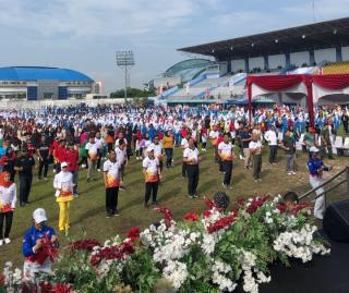 Senam Ayo Bersatu Indonesia Bugar oleh Siswa Terbanyak Pecahkan Rekor MURI