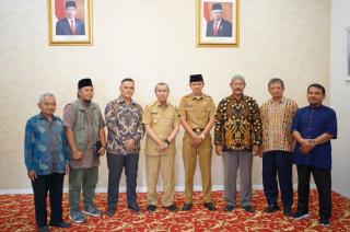 Bertemu Gubernur Riau, Kades Harapan Jaya Bahas Penanaman Sorgum di Kebun Kelapa Sawit
