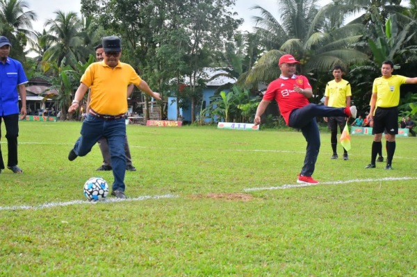 Staf Ahli Gubernur Bersama Pj Bupati Kampar Buka Turnamen Sepakbola Gubernur Riau Cup 2023