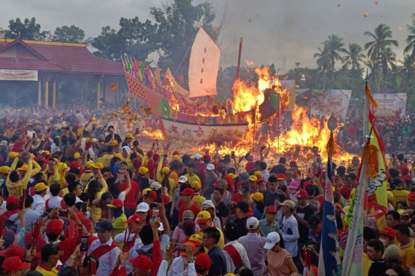 Setelah 3 Tahun Absen, Festival Bakar Tongkang di Riau Sedot Puluhan Ribu Wisatawan