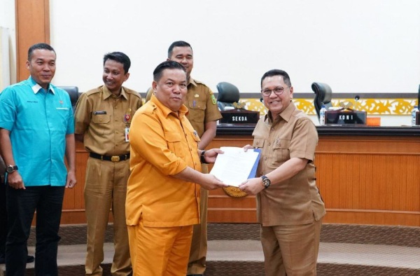 Sekdaprov Riau Serahkan SK PB Porwil XI Sumatera 2023