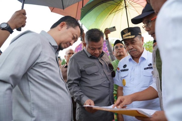 Komisi V DPR RI Bersama Gubri Syamsuar Tinjau Kondisi Jalan di Kabupaten Pelalawan - Kampar