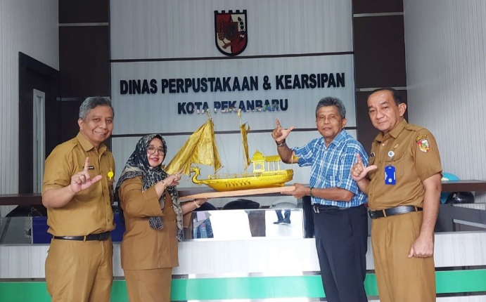 Lestarikan Warisan Budaya, Dispusip Terima Hibah Miniatur Kapal Lancang Kuning