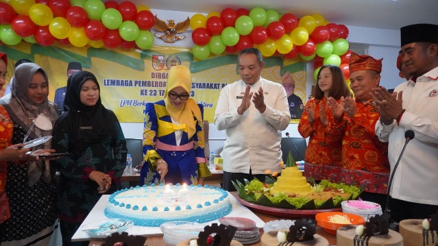 LPM Pekanbaru Gelar Syukuran, Raja Rilla Muflihun Potong Kue HUT LPM ke-23
