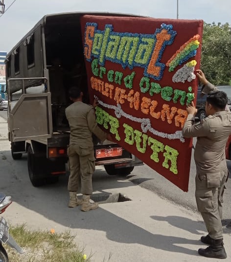 Tim Satpol PP Kota Pekanbaru Tertibkan Papan Bunga di Median Jalan
