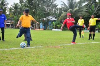 Staf Ahli Gubernur Bersama Pj Bupati Kampar Buka Turnamen Sepakbola Gubernur Riau Cup 2023