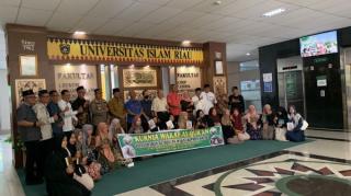 82 Tahfidz Universitas Islam Riau Terima Al-Qur’an dari Kurnia Wakaf Al-Qur’an