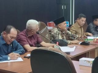 Hearing Komisi I DPRD Pekanbaru Serahkan Data Tiang Ilegal ke Apjatel