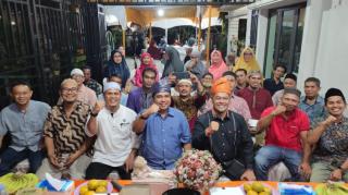 Anggota DPRD Hamdani Diberi Hadiah Oleh Tokoh Masyarakat Wonorejo Saat Reses