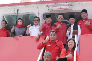 Ketua PDIP Riau dan Pengurus Bantu Warga Meranti Lewat Layanan Pengobatan RS Kapal Malahayati 