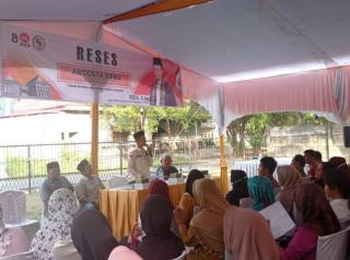 Warga Labuh Baru Timur Keluhkan Persoalan PPDB Pada Reses Anggota DPRD Pekanbaru Rois 