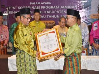 Rakor Jamkesnas Se Provinsi Riau, Pj Bupati Kampar Terima Penghargaan Penurunan Stunting