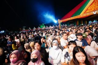 Ribuan Warga Riau Tumpah Ruah di Malam Puncak Harvesting Gernas BBI-BBWI